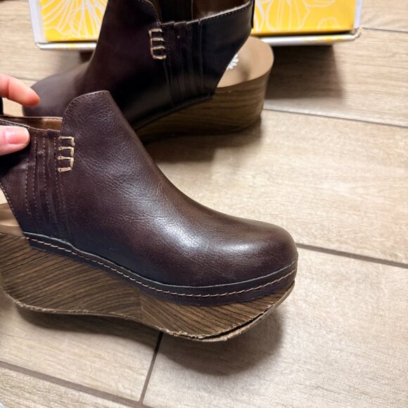 Yellow Box Clogs - Picture 4 of 5